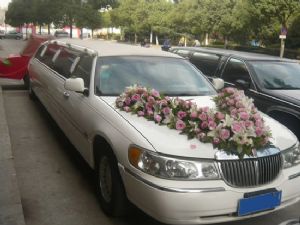 白色4排加长林肯·婚车 (3000元天)
